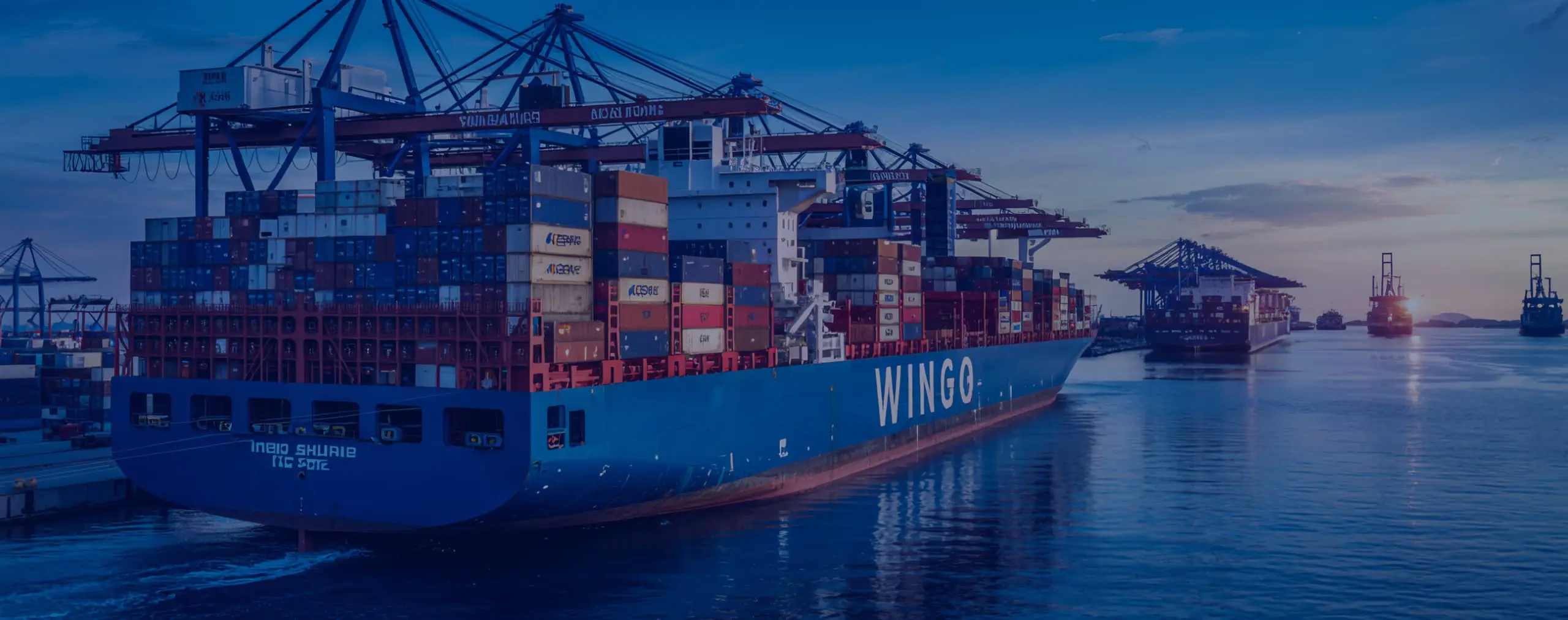 Вантажний крабель везе контейнери