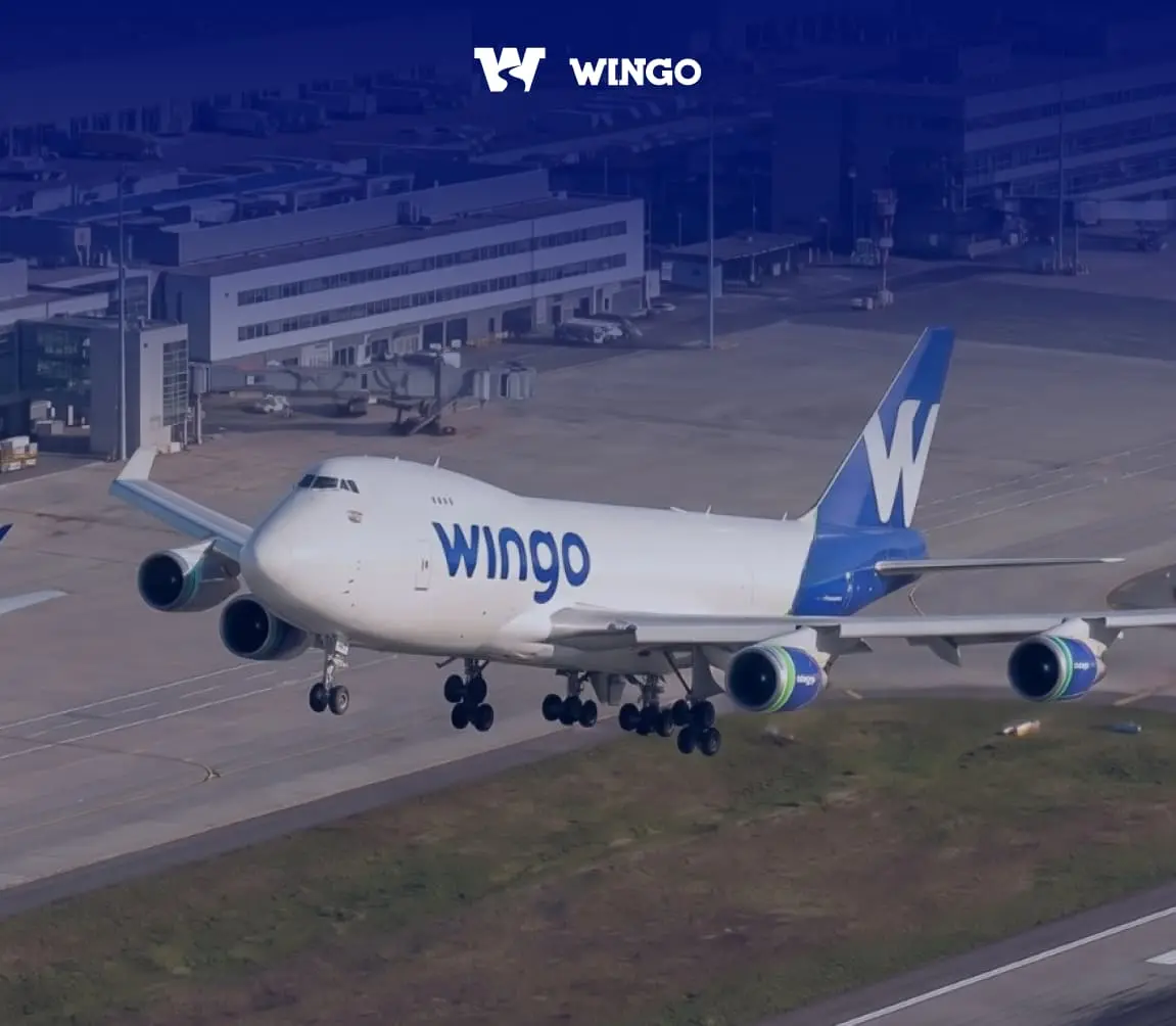 Літак з логотипом Wingo взлітає над взлітною смугою