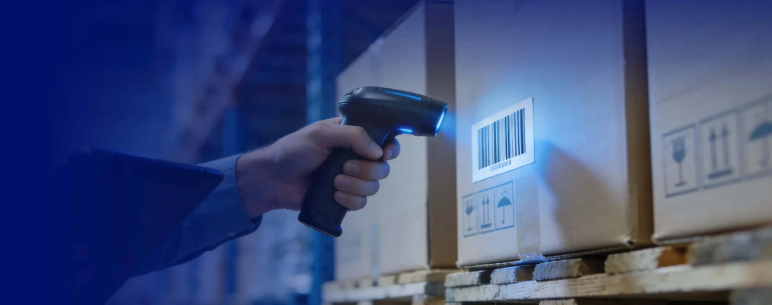 Сканер сканує штрих-код на коробці