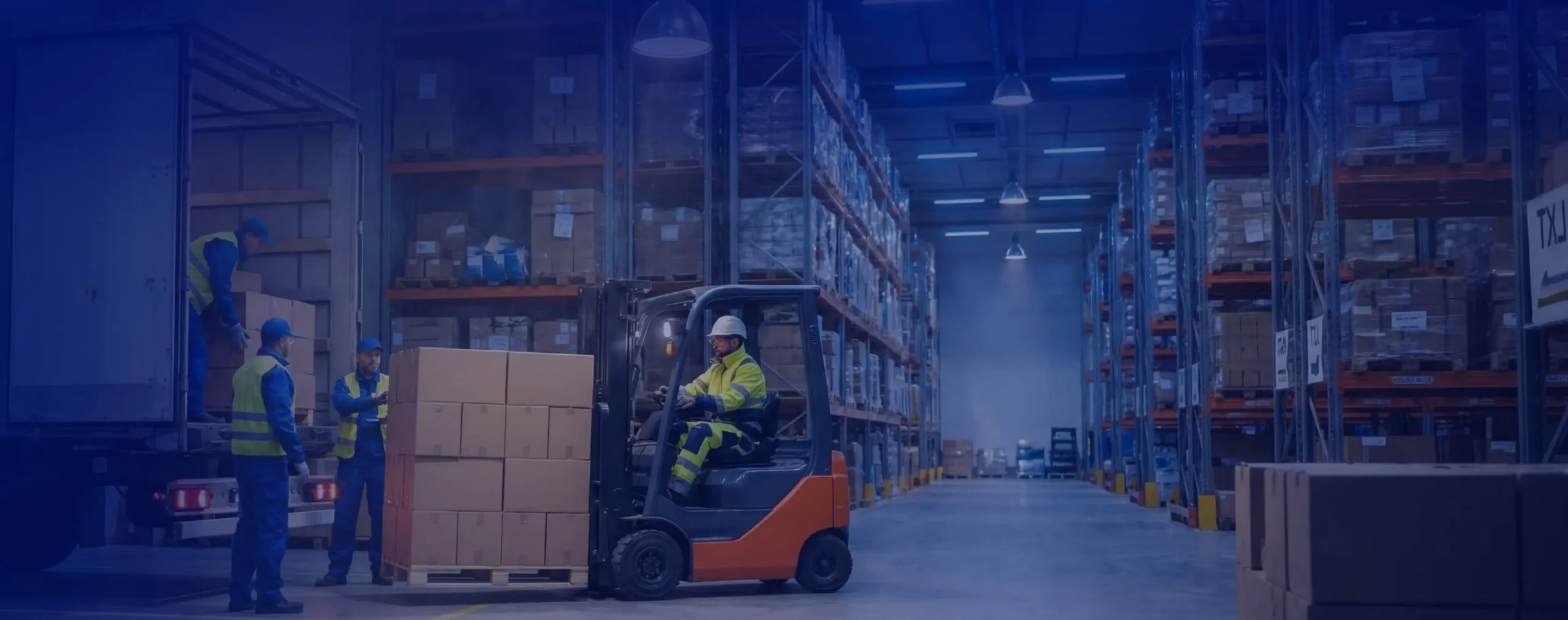 Працівники на складі зантажать корбки в грузову машину